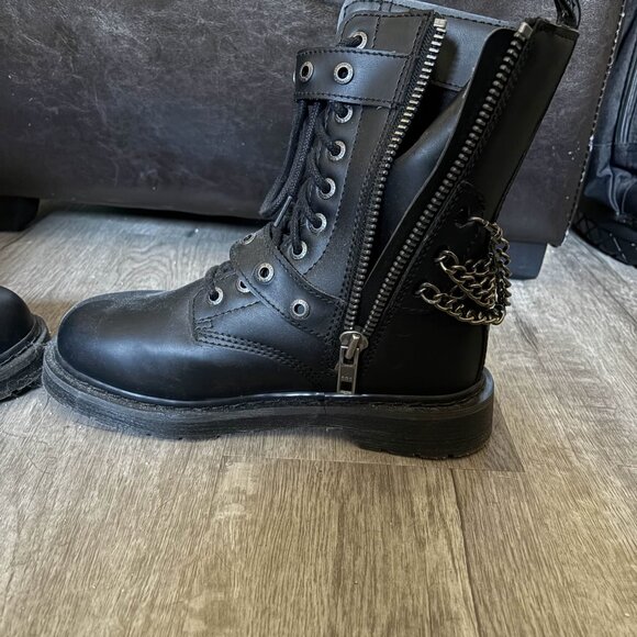 demonia bolt-250 (worn once)
